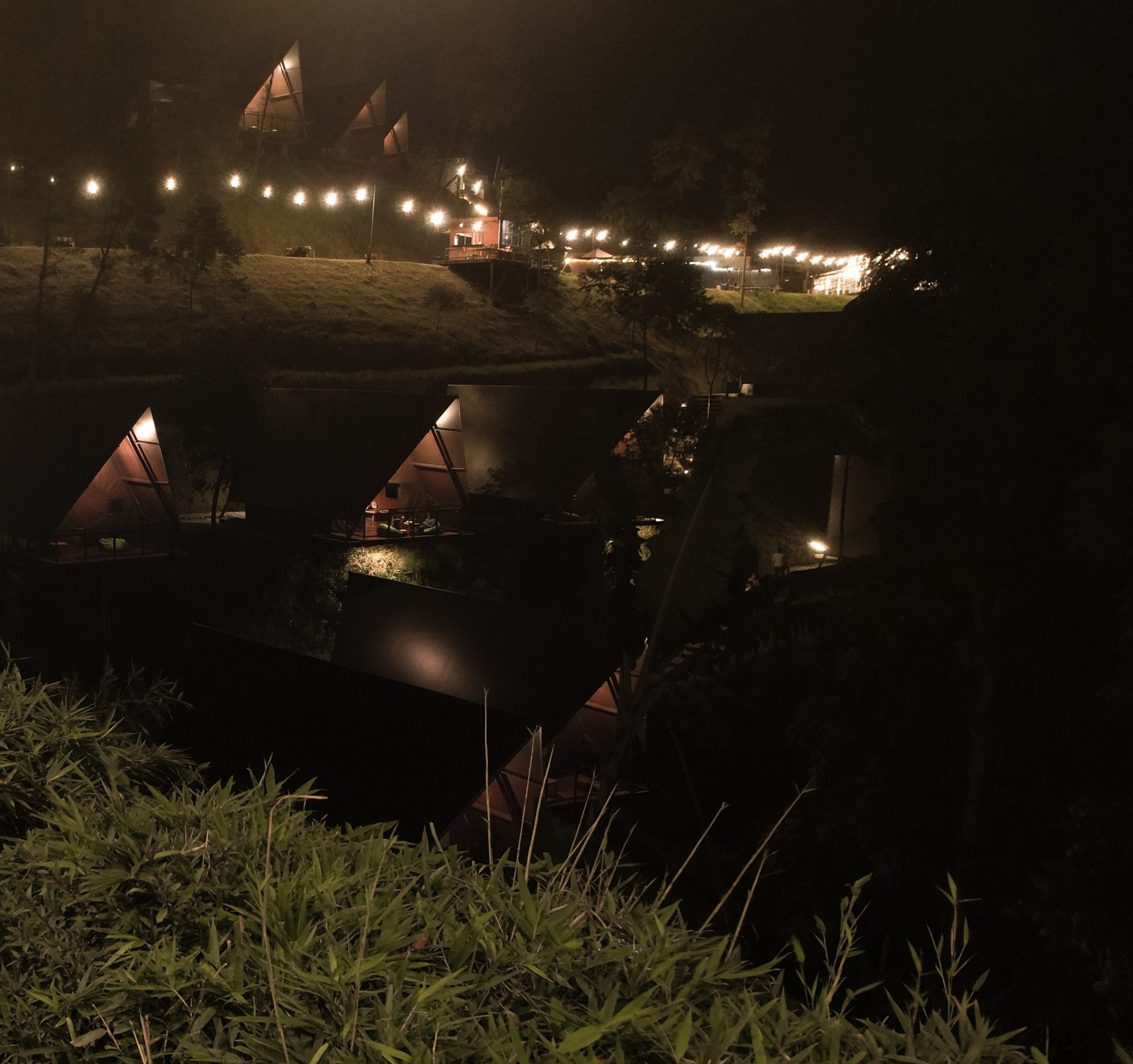 Tenda dan restoran KEMA Merbabu menyala saat malam